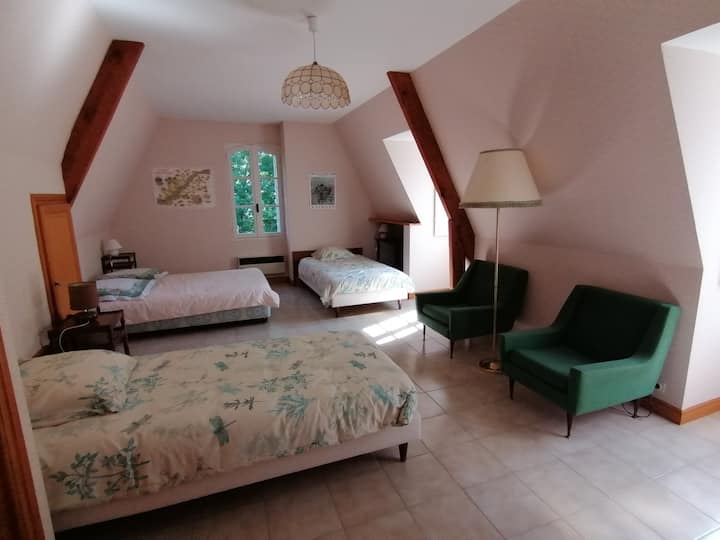 Rodinná izba s rozlohou 21 m ² sa nachádza na poschodí.
