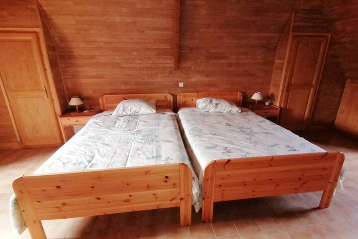 Veľké 120 cm jednolôžka v spálni s rozlohou 22 m ² na poschodí .