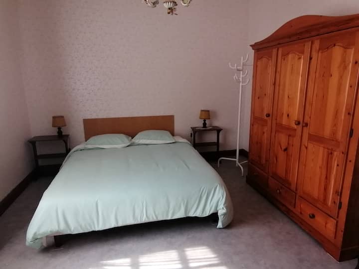 Manželská posteľ v spálni s rozlohou 15 m ². 
Šatník s posteľnou bielizňou a šatníkom