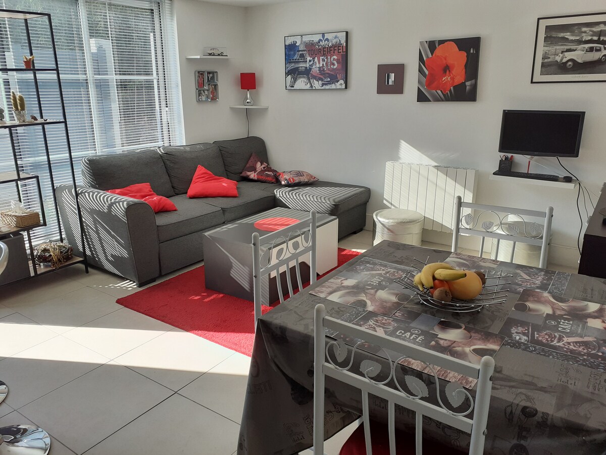 Top performing Airbnb: Small cozy house 80 m from the sea in Saint Nazaire