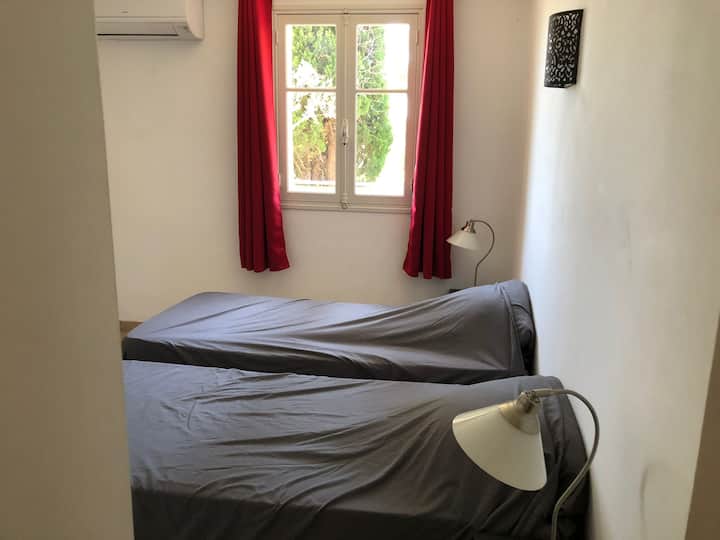 habitación con dos camas individuales