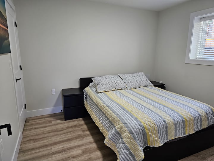 חדר שינה ראשי עם מיטת קווין סייז