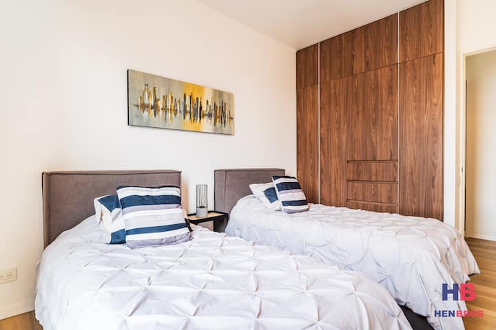 Მეორე საძინებელი ორი ერთადგილიანი საწოლით, ფანჯარა, რომელიც გადაჰყურებს CDMX-ს, ტანსაცმლის კარადას, კაუჭებს, ლამპას ღამით. მოგესალმებით