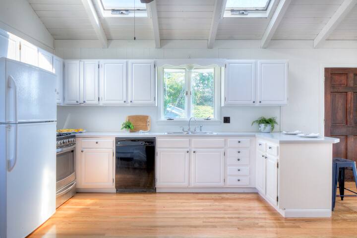 Summer Cottage with Beach Access gallery image 4