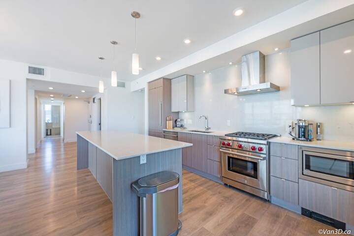 Olympic Village Penthouse – Water + City Views gallery image 4