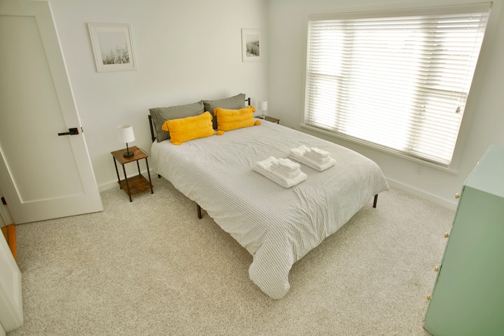 Chumba cha kulala cha malkia, kwenye ukumbi kutoka kwenye chumba cha kulala cha mfalme. Plagi za masikio na mashine ya sauti zinazotolewa ili kuhakikisha usingizi mzuri wa usiku!