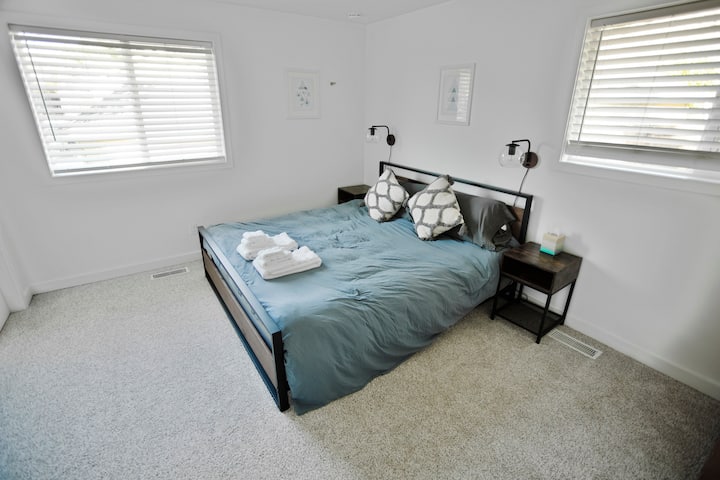 Chumba cha kulala chenye nafasi kubwa na kitanda aina ya King na bafu lililounganishwa