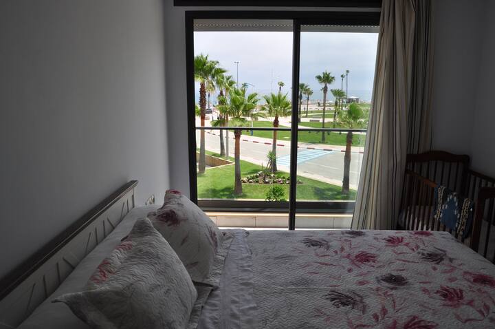 Suite parentale avec SdB et lit-bébé avec vue panoramique sur mer.