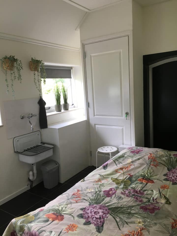 חדר שינה עם מיטה זוגית
למטה