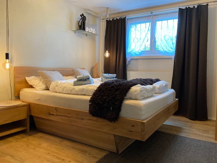 Doppelbett, 160m mit einer hochqualitativen Emma- Matratze. 