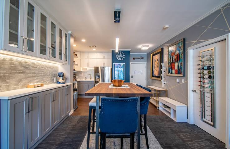 Artist’s Retreat in the Heart of Seattle! 2BR/2BA gallery image 2