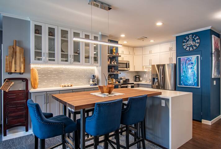 Artist’s Retreat in the Heart of Seattle! 2BR/2BA gallery image 3