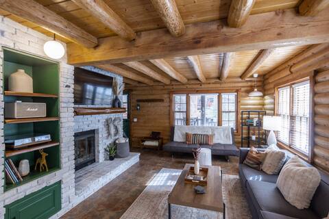 Top Airbnb: Quiet Modern Log Cabin w/ spa, ev charger, pets ok in Running Springs