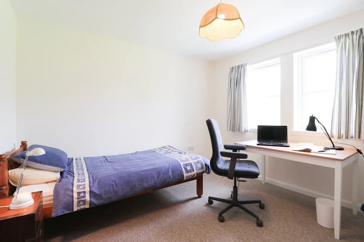 Dormitorio 3 con cama individual y escritorio.