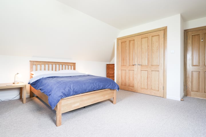 Dormitorio principal con cama doble