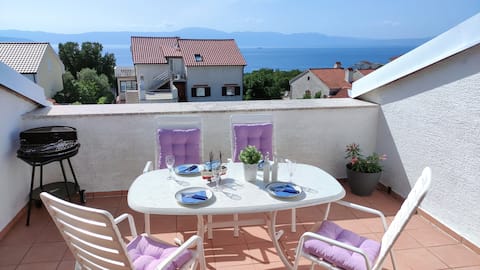 Holiday apartment with sea view and large terrace