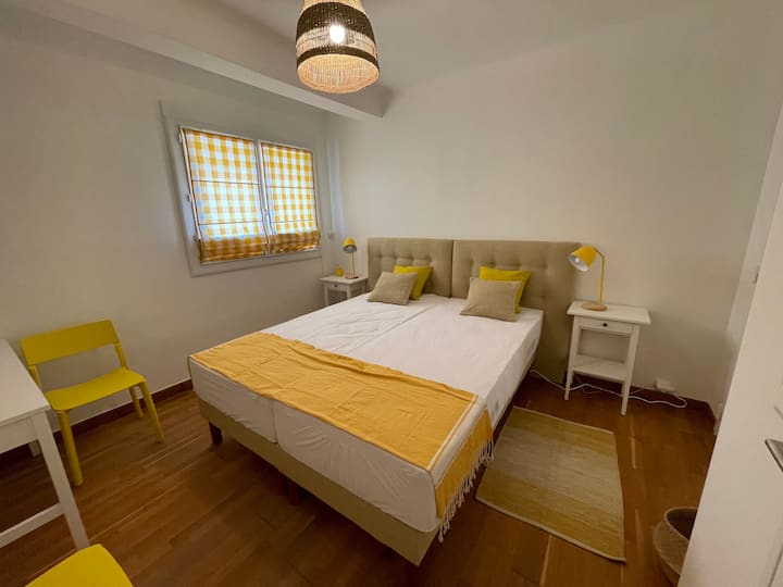 11.5m2 bedroom with separable queen size bed. Large storage closet. Desk for remote work.