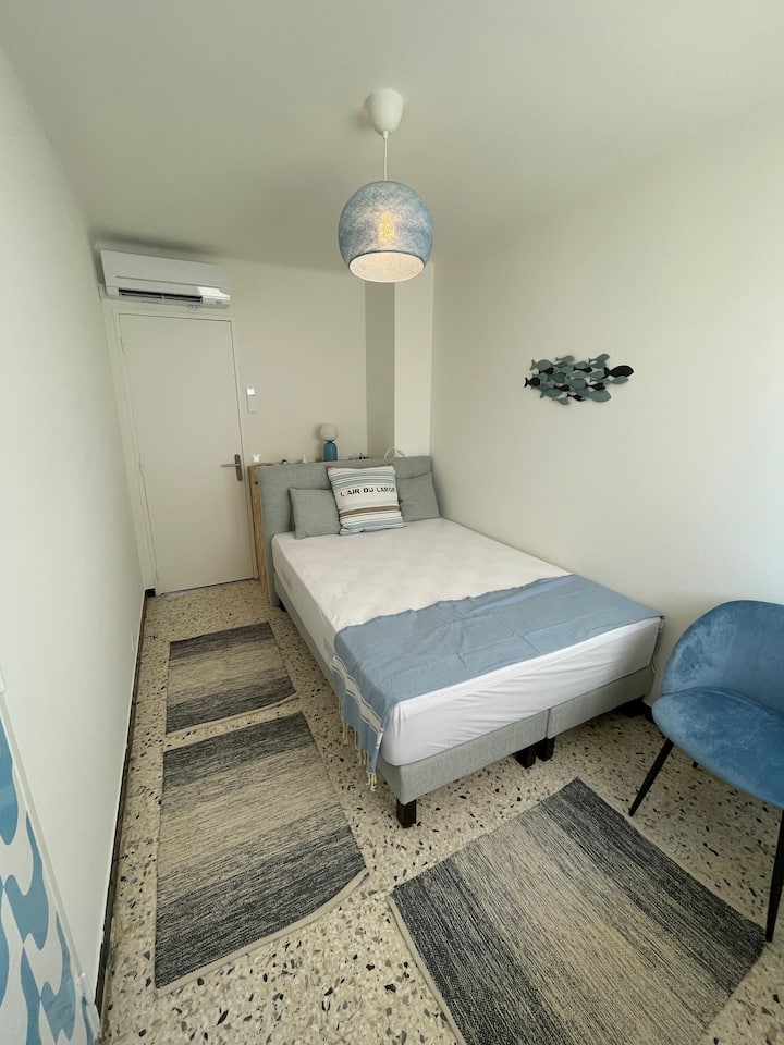 Bedroom of 10 m2 with bed 140 cm * 200 cm.
Large storage closet.
Storage space for suitcases built into the headboard.