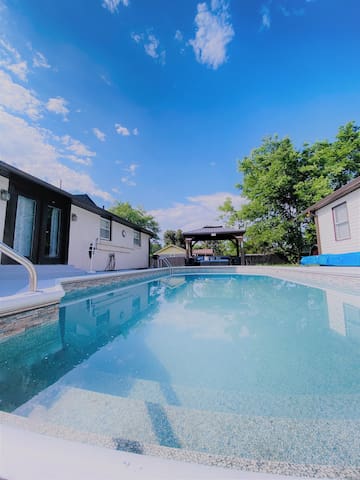 3BR w Pool-Mins From DT/Airport