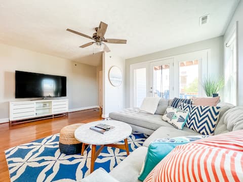 Top performing Airbnb: A Summer's Dream in Carolina Beach. Steps to beach in Carolina Beach