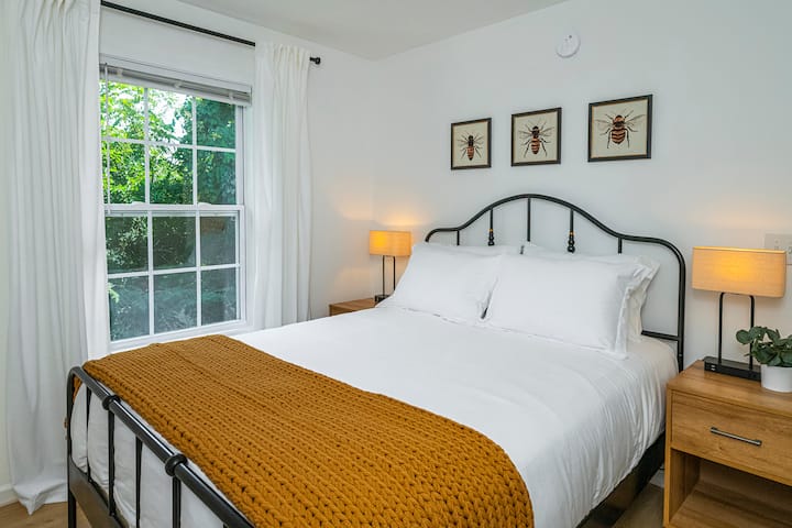 Luva na mapazia yanayozuia mwanga. Matandiko yote yanaoshwa na kutakaswa baada ya mgeni kuondoka na kabla ya mwingine kuingia.