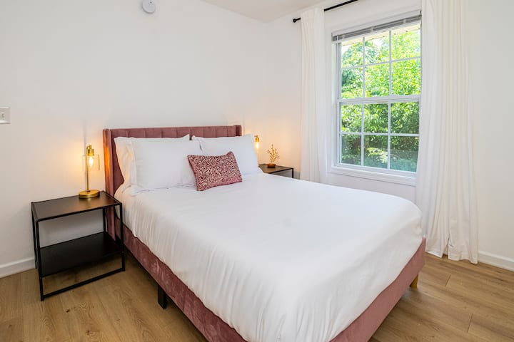 Luva na mapazia yanayozuia mwanga kwa ajili ya faragha. Matandiko yote yanaoshwa na kutakaswa baada ya mgeni kuondoka na kabla ya mwingine kuingia.