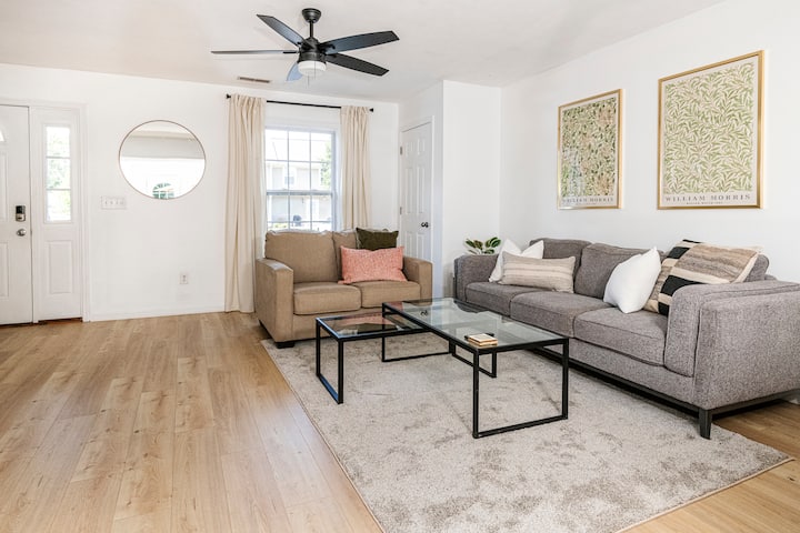 Sehemu ya kuishi yenye feni ya dari na mapazia ili kutoa faragha.