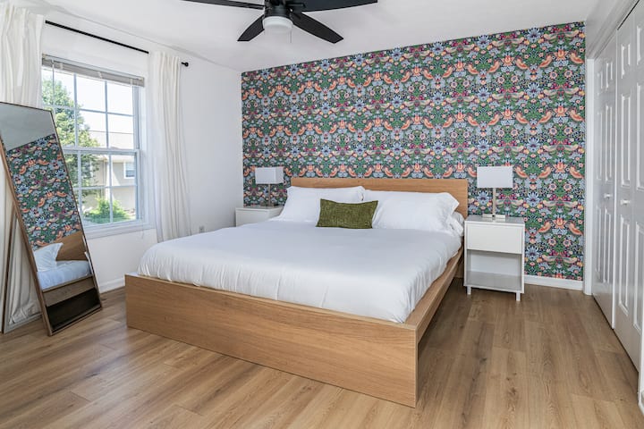 Chumba kikuu cha kulala kina bafu kamili lililo karibu, makabati 2, kabati la kujipambia, kioo kamili, feni ya dari na taa zinazoweza kupunguka zilizo na maduka.