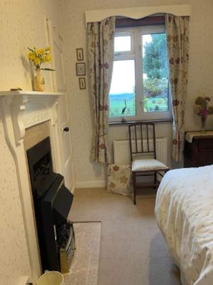 Dormitorio pequeño, chimenea, cama doble