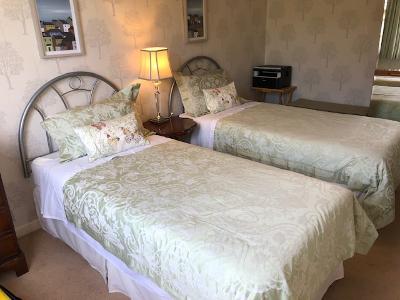 Velika spavaća soba, dva kreveta za jednu osobu