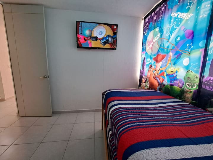 მე-3 ოთახი 1 ერთადგილიანი საწოლით და 1 ერთადგილიანი ლეიბით იატაკზე და ტელევიზორით