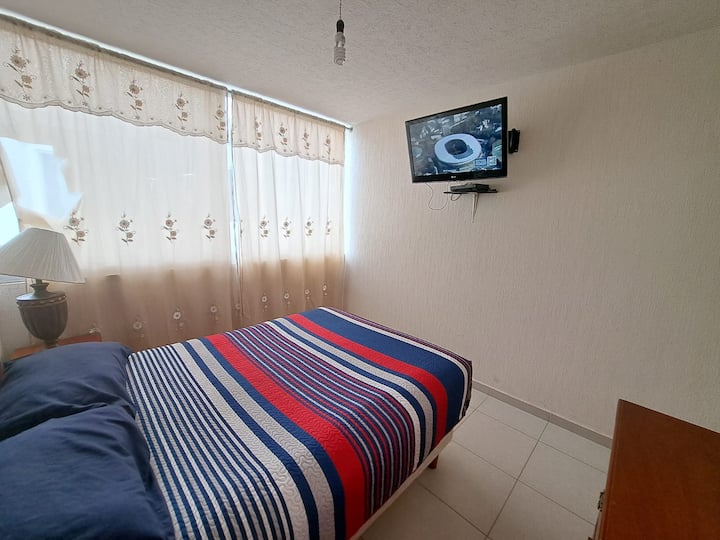 მე-2 ოთახი ორადგილიანი საწოლითა და ტელევიზორით