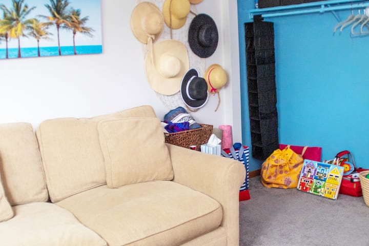 U gostinjskoj sobi pronaći ćete kauč koji se razvlači u veliki krevet i radni stol za postavljanje prijenosnog računala. Tu imamo i izbor dječjih igračaka i igara za zabavu vaših mališana.