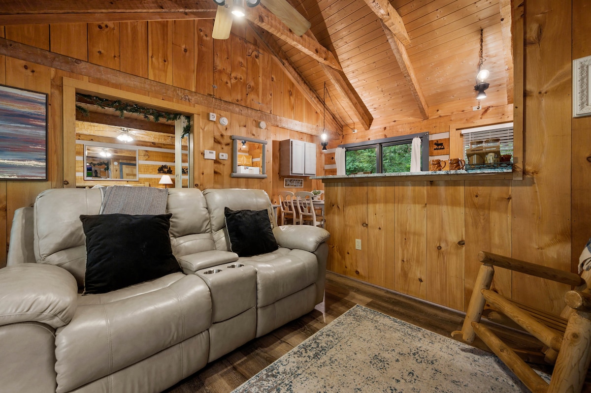 منطقة معيشة مريحة مع كراسي كهربائية ومدفأة على مدار العام!