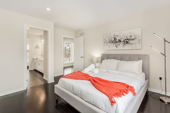 3rd bedroom with JackNJill bath and TV
