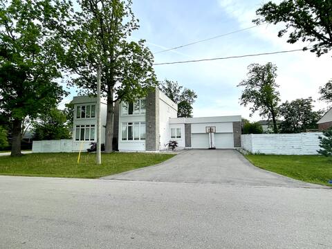 Luxury Villa! 6 Bedroom 3 Family Rooms