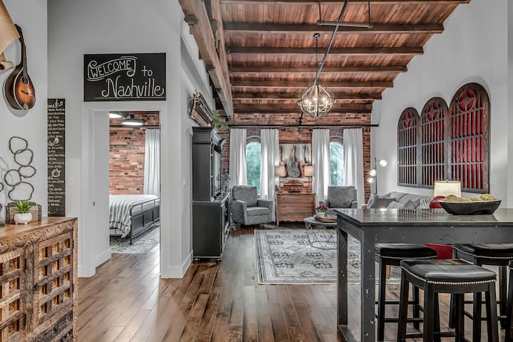 Historical 1865 tobacco barn building. Top Floor