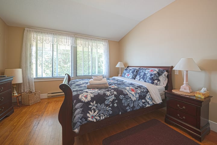 Upstairs suite's third bedroom.
