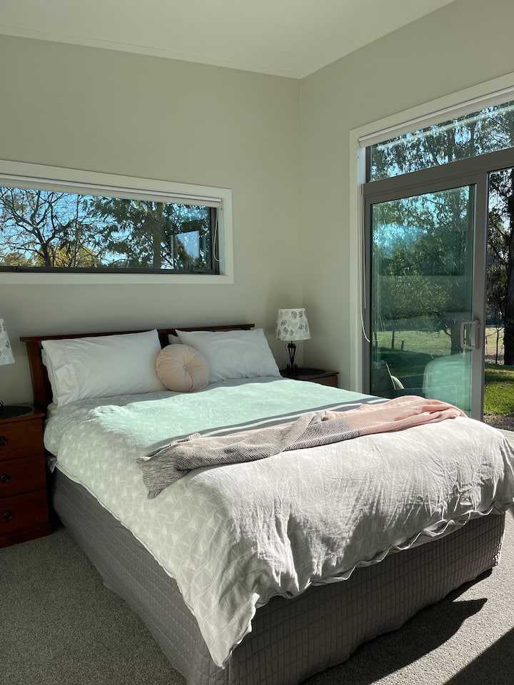 Comfortable Queen Bed, Crisp Linen & views over the countryside including sunrise.