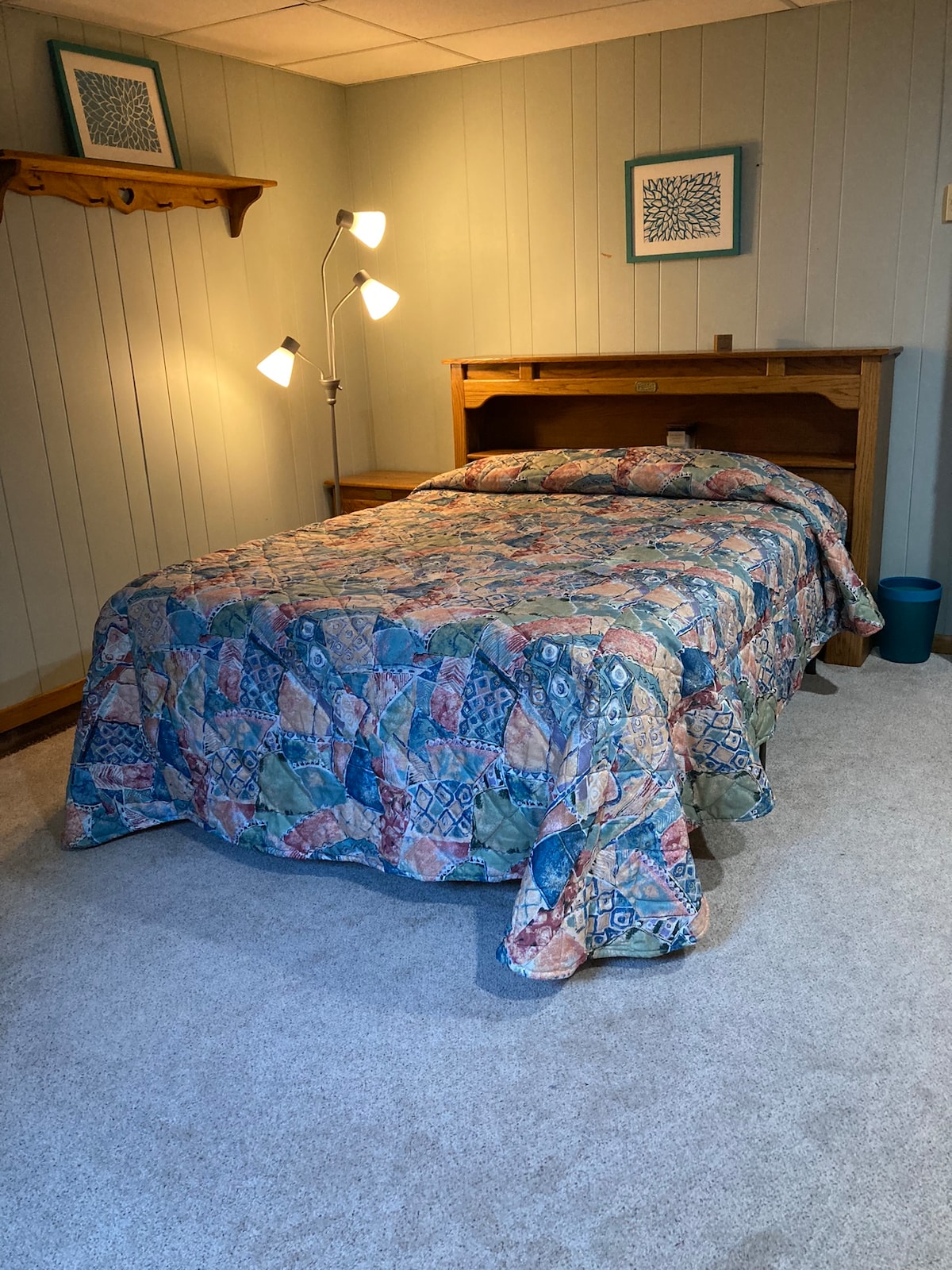 1号卧室配有舒适的标准双人床和大量空间，包括壁橱空间。