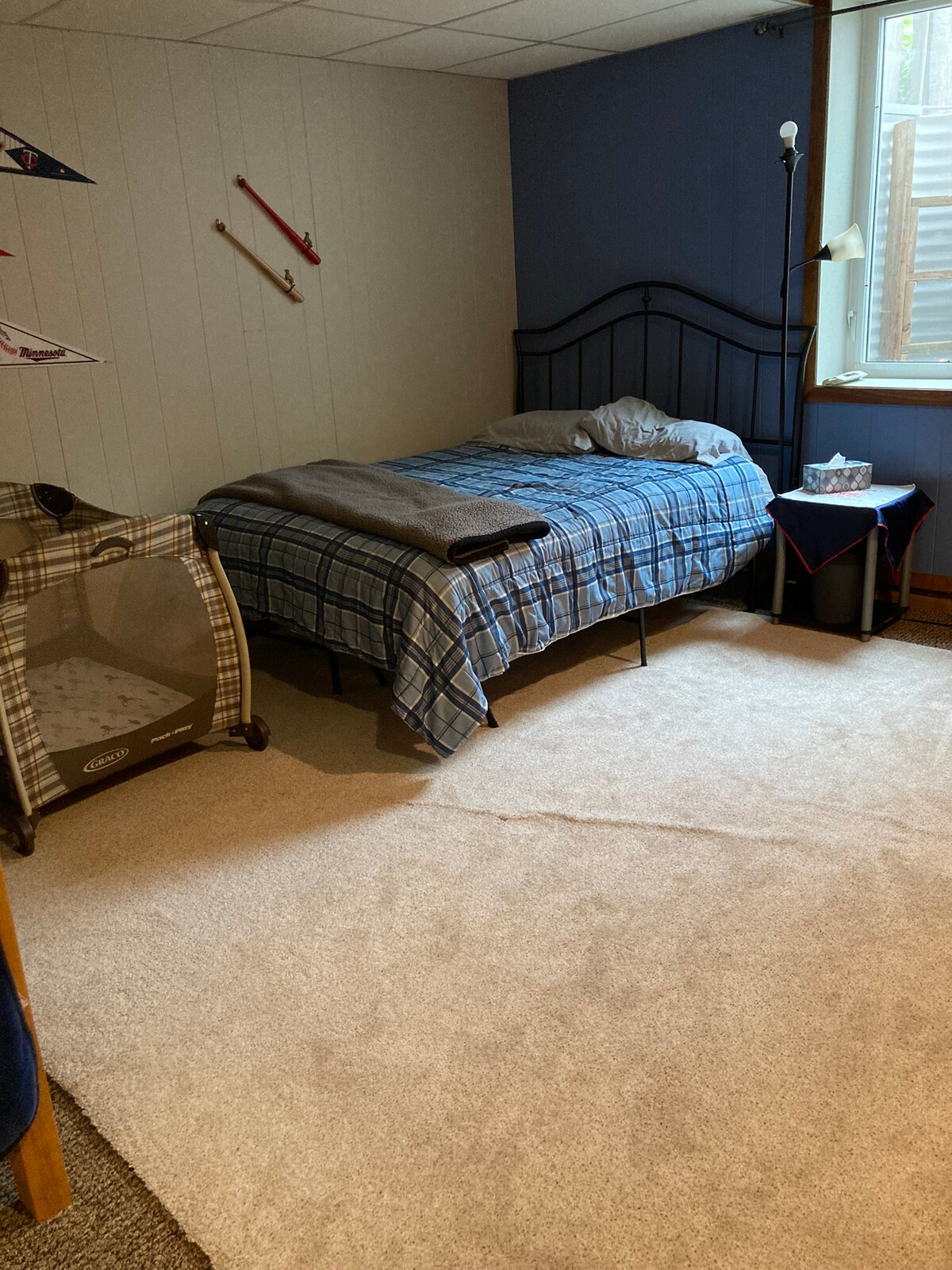 2号卧室设有明尼苏达双人床、全尺寸床和窗户。如有需要，可提供婴儿床。