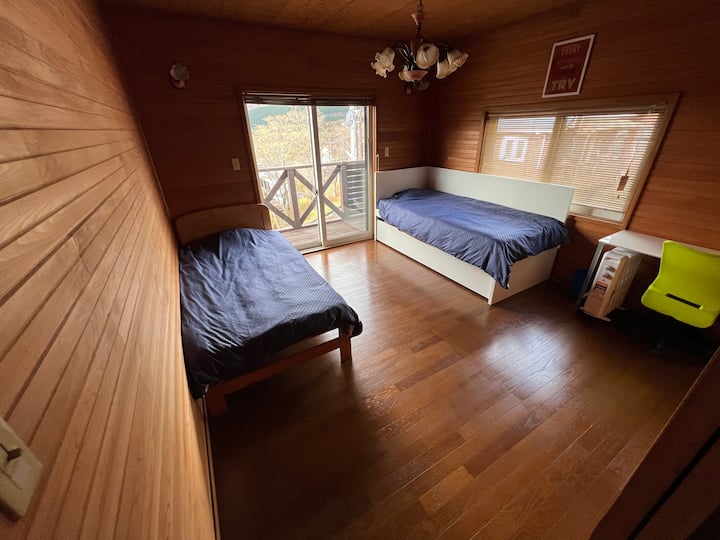 การตกแต่งภายในห้องนอนยังล้อมรอบด้วยต้นไม้และบรรยากาศที่เงียบสงบ♩