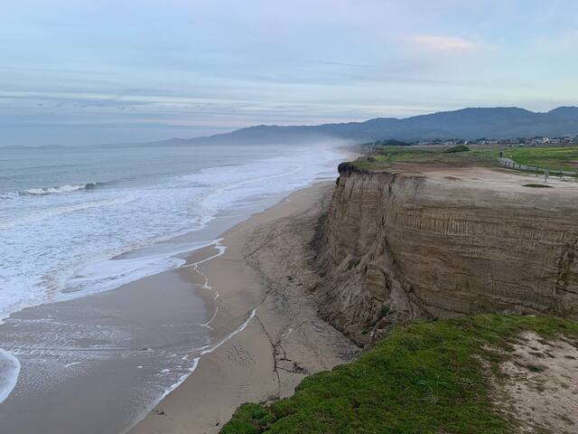 Poplar Beach Home and Guesthouse with Hot Tub gallery image 2