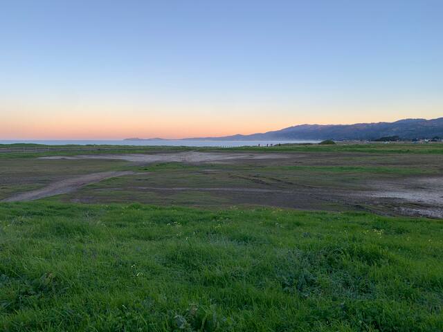 Poplar Beach Home and Guesthouse with Hot Tub gallery image 3