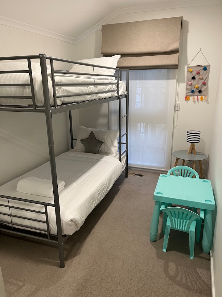 Kreveti na kat s dodatnim prostorom za glavu na donjem krevetu za veću djecu ili odraslu osobu