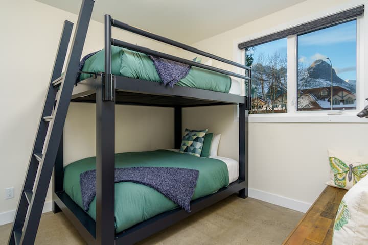 Აღმასრულებელი დედოფალი ორსართულიანი საწოლი ოთახი დამატებითი კლირენსით კომფორტული და ფართოა უფროსებისთვის, წყვილებისთვის ან ბავშვებისთვის.