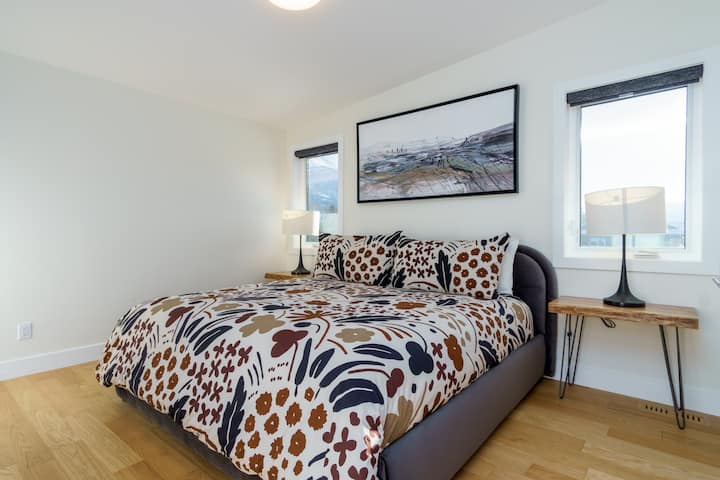 4 საძინებლიდან თითოეულში არის კომფორტული ლეიბები, მაღალი ხარისხის თეთრეული და კომფორტი, რბილი ბალიშები, ტანსაცმლის საკმაო სათავსოები და ოთახის გამუქებული ფერებში შესანიშნავი ღამის ძილისთვის!