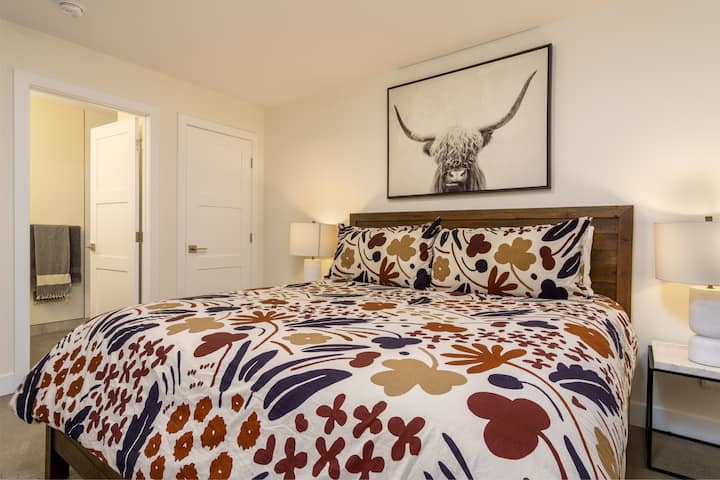 Ეს ფართო 4-საძინებლიანი, 3.5 ‑ იანი სააბაზანო, რომელიც თქვენს მოლოდინს გადააჭარბებს! Საცხოვრებელში შესაძლებელია მაქსიმუმ 10 სტუმრის განთავსება. 