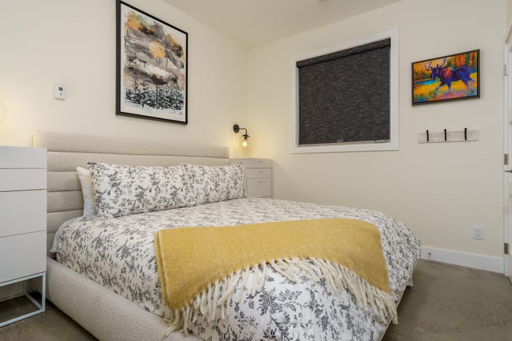 Კიდევ ერთი საწოლი შესანიშნავი ძილისთვის თქვენი თავგადასავლების დღის შემდეგ.