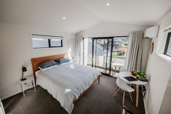 Sleep soundly in the luxurious king-sized bed with French flax linen duvet.